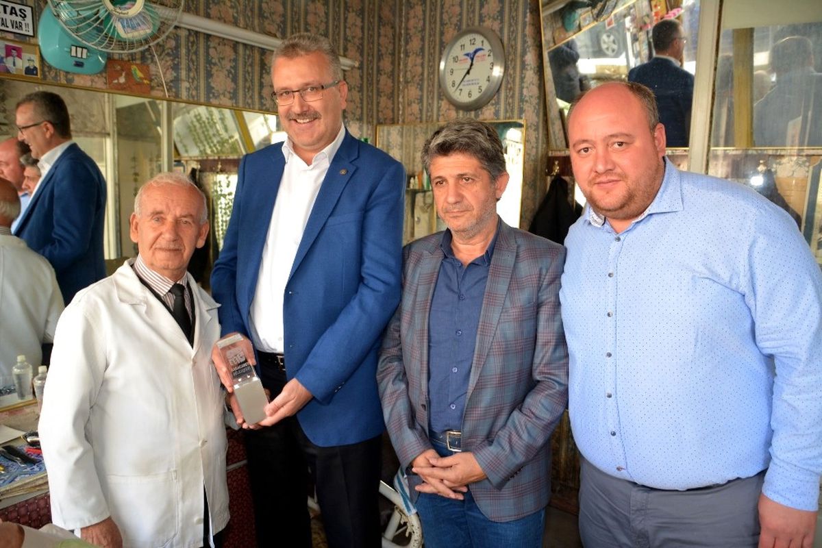 67 Yıldır Kravatını Çıkarmadan Tıraş Yapıyor