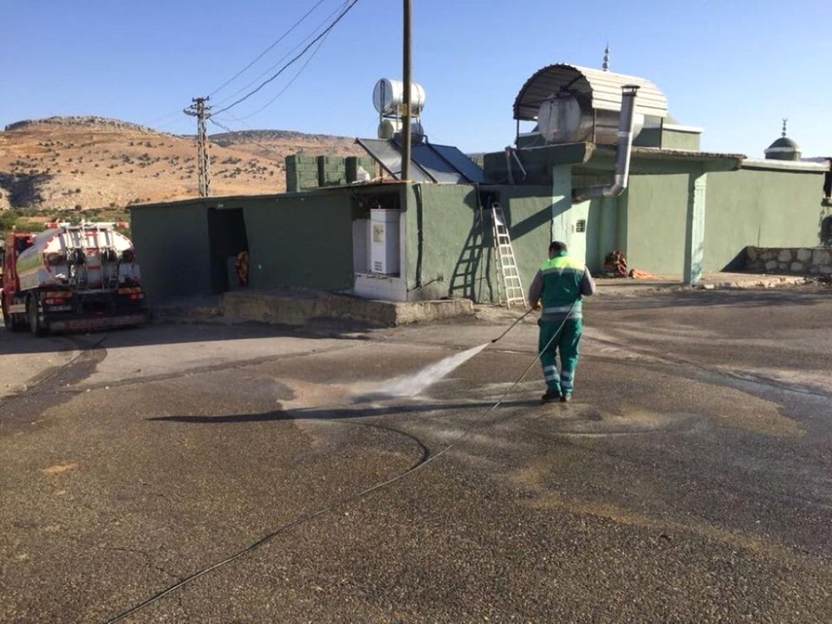 Adıyaman Belediyesi Türbede Temizlik Çalışması Yaptı