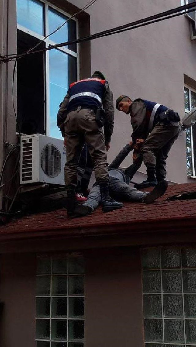 Aydın'da, uyuşturucu ticareti yaptığı iddiasıyla tutuklanan 36 yaşındaki Erkan Öğüş, adliye penceresinden atlayarak kaçmak istedi. Düştüğü yerde ayağından yaralanan Öğüş, jandarma ekiplerince yakalandı. Şüpheli, hastanede tedaviye alındı. ile ilgili görsel sonucu