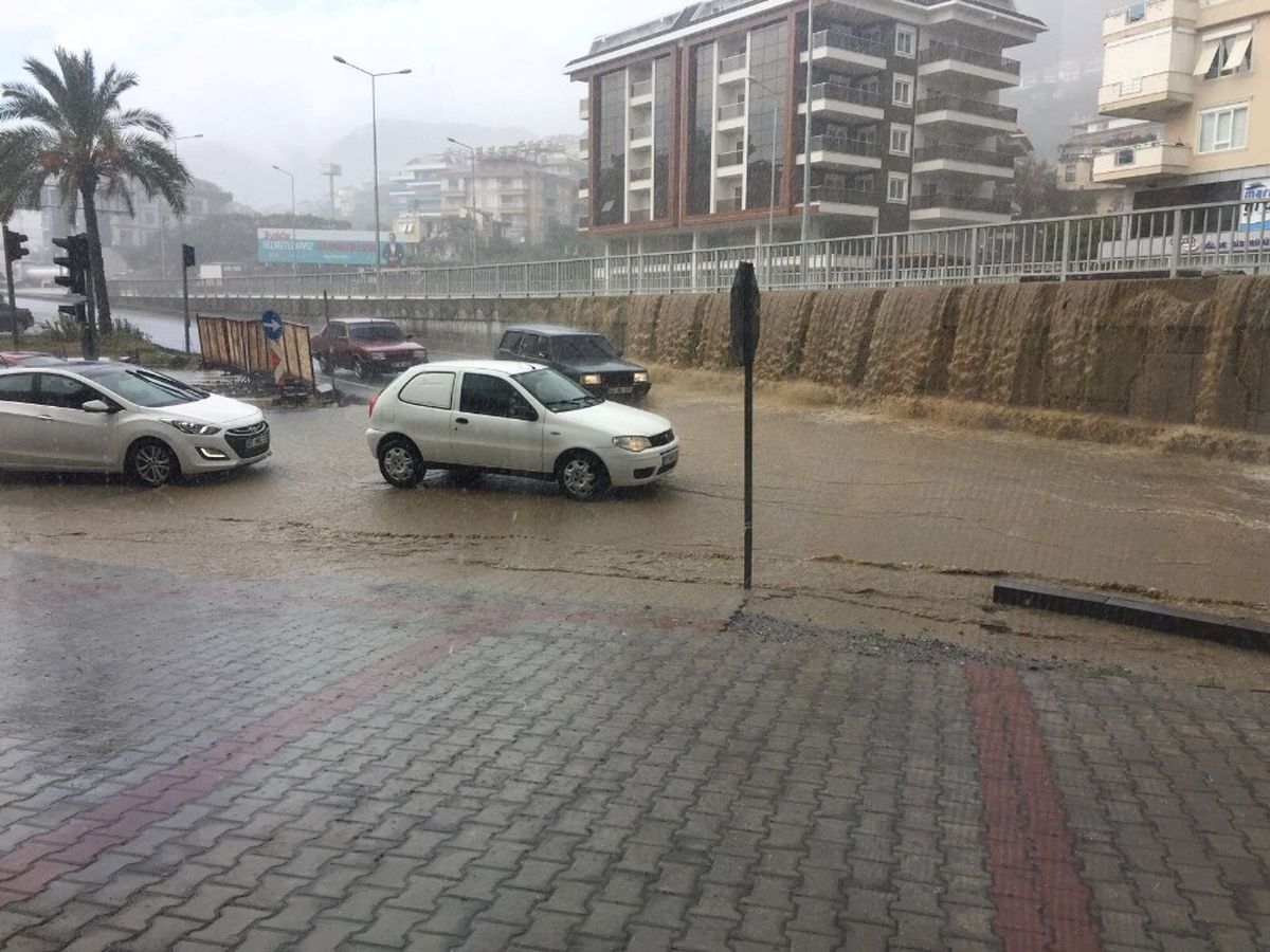 Alanya\'da Yağmur Şelale Oldu, Karayoluna Aktı