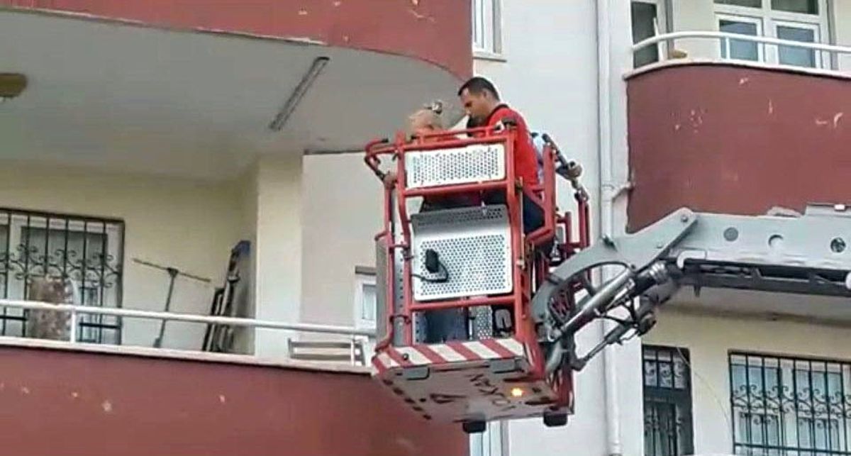 Alkollü Oğlu Tarafından Eve Kilitlenen Kadını İtfaiye Kurtardı