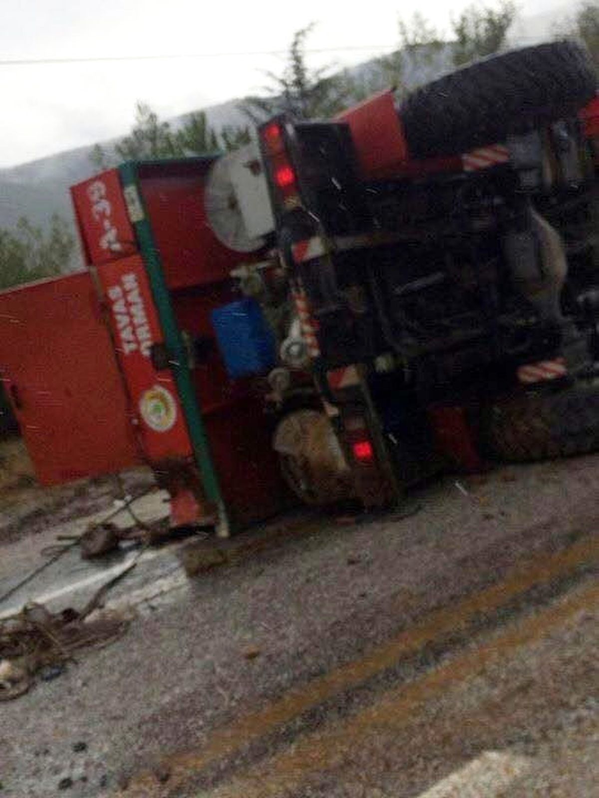 Arazöz Kaygan Yolda Devrildi: 3 Yaralı