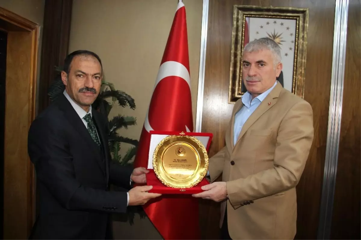 Başkan Memiş\'e Şükran Plaketi