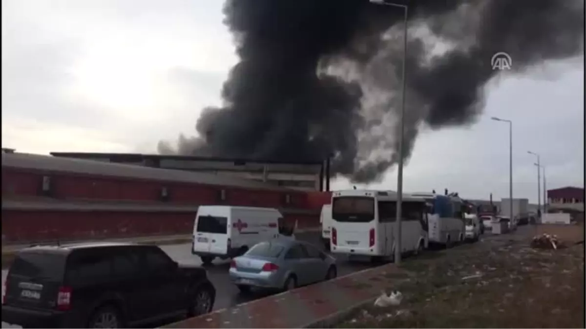 Beylikdüzü\'nde Bir Tekstil Fabrikasının Kumaş Deposunda Yangın Çıktı - İstanbul