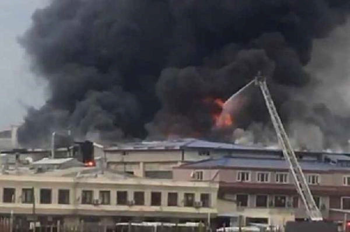 Beylikdüzü\'nde Fabrika Yangını (1)