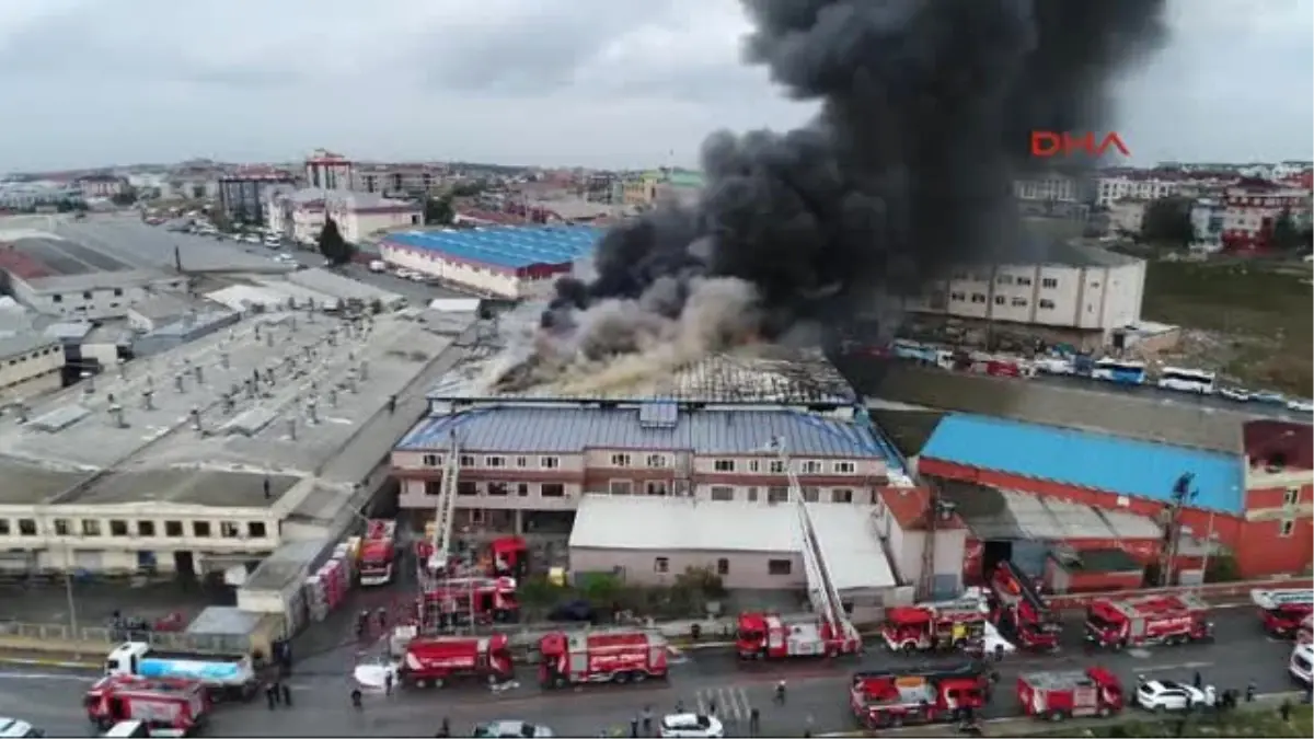 Beylikdüzü\'ndeki Fabrika Yangınının Havadan Görüntüleri