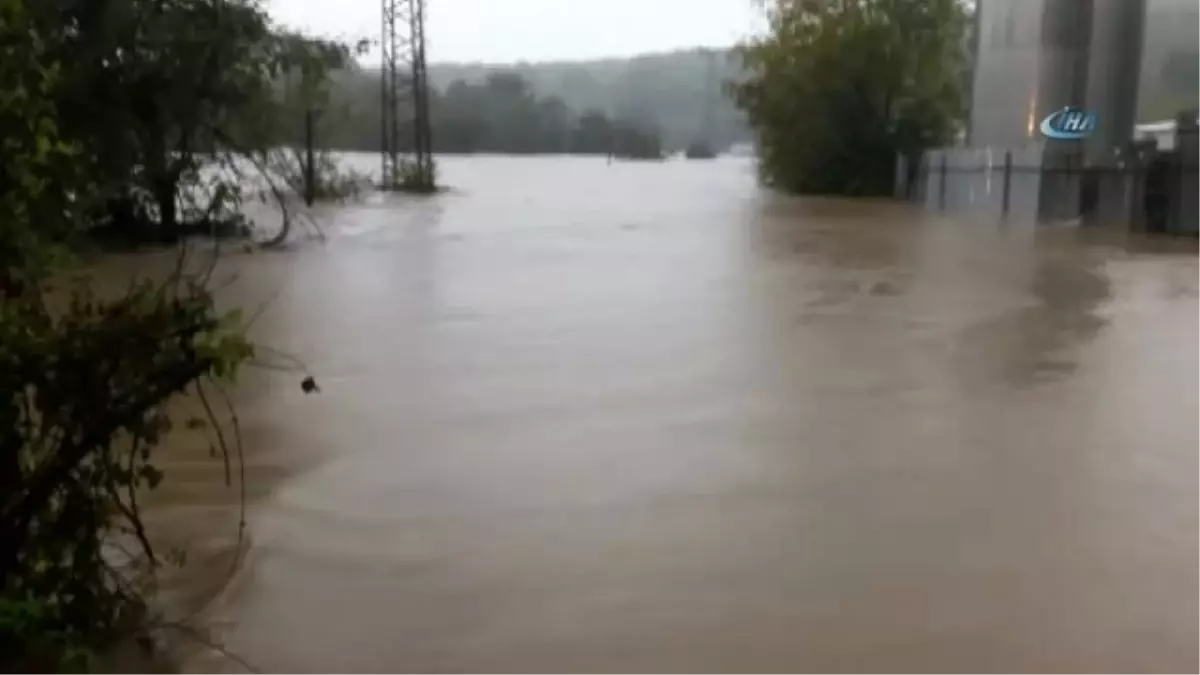 Çatalca\'da Taşan Dere, Köy Yollarını Kapadı, Vatandaşlar Evlerinde ve Yolda Mahsur Kaldı