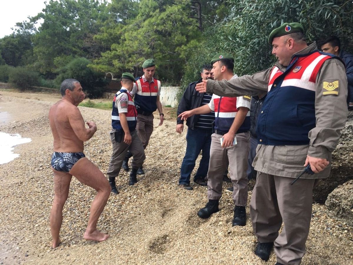 Dalgalı Denize Giren Macar Turist Son Anda Kurtarıldı