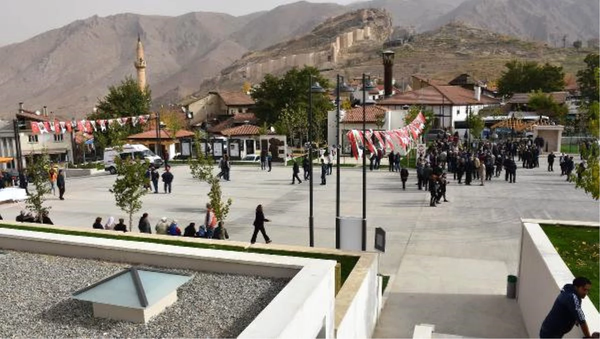 Divriği\'de Yenilenen Cumhuriyet Meydanı Törenle Açıldı