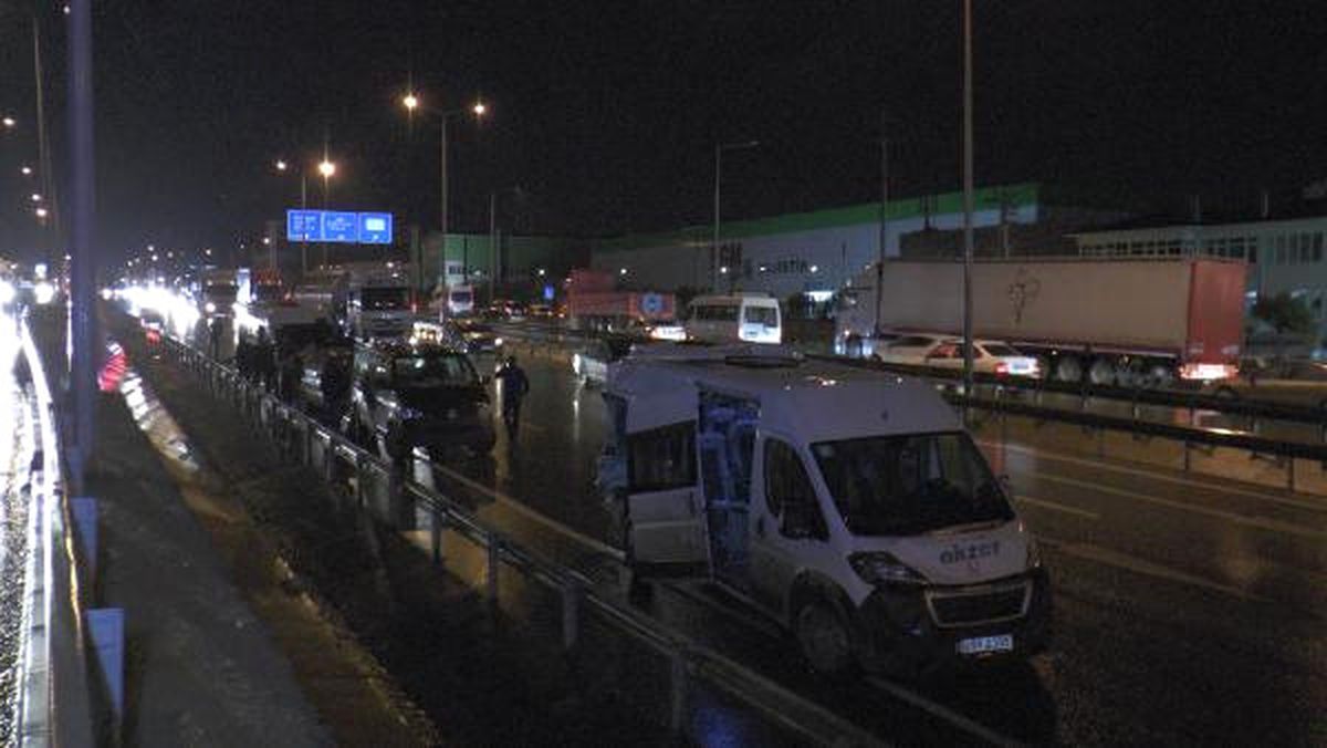 Gebze\'de 11 Araç Birbirine Girdi: 8 Yaralı