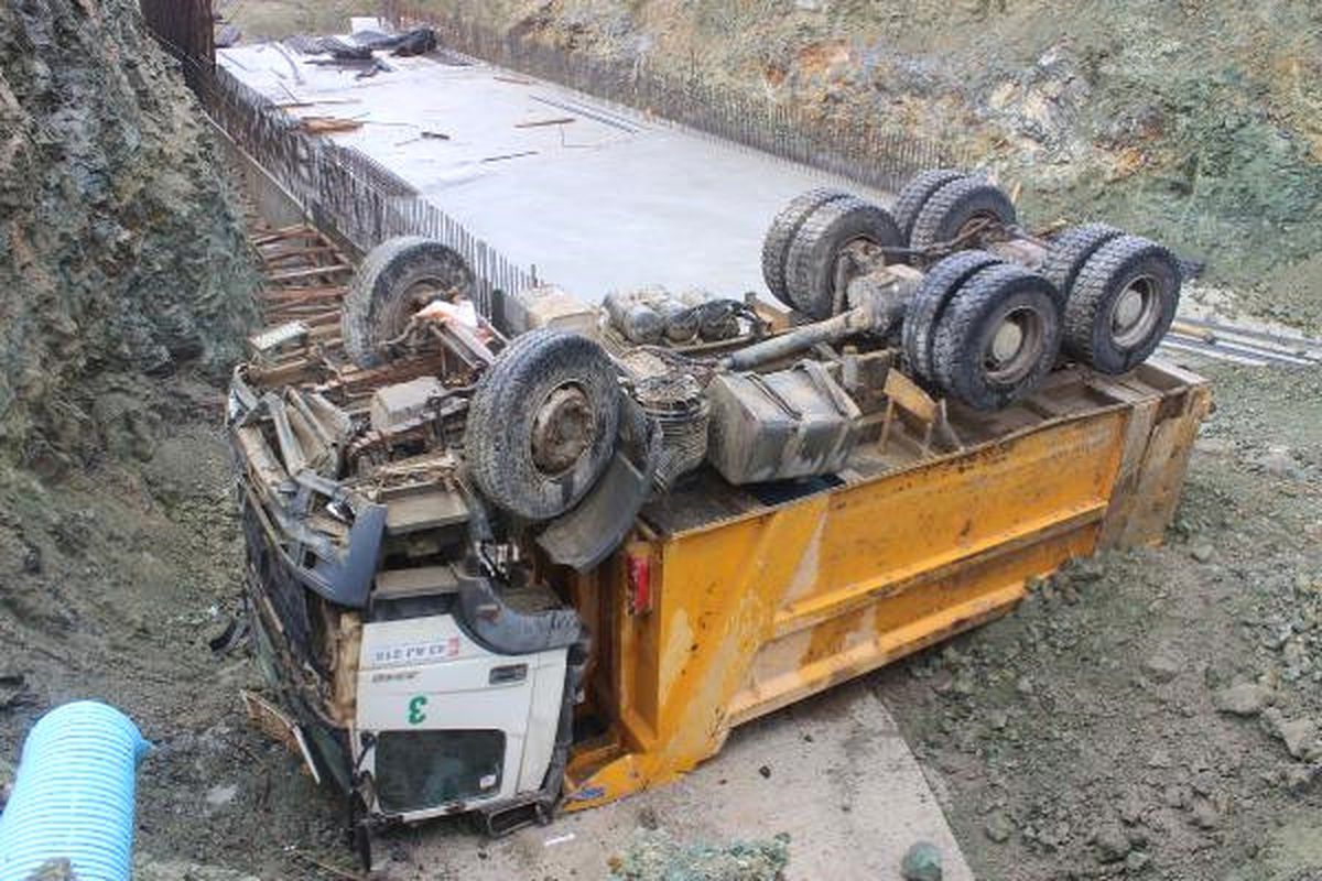 Hafriyat Kamyonu, Yol Yapım Çalışmalarının Devam Ettiği Alana Uçtu
