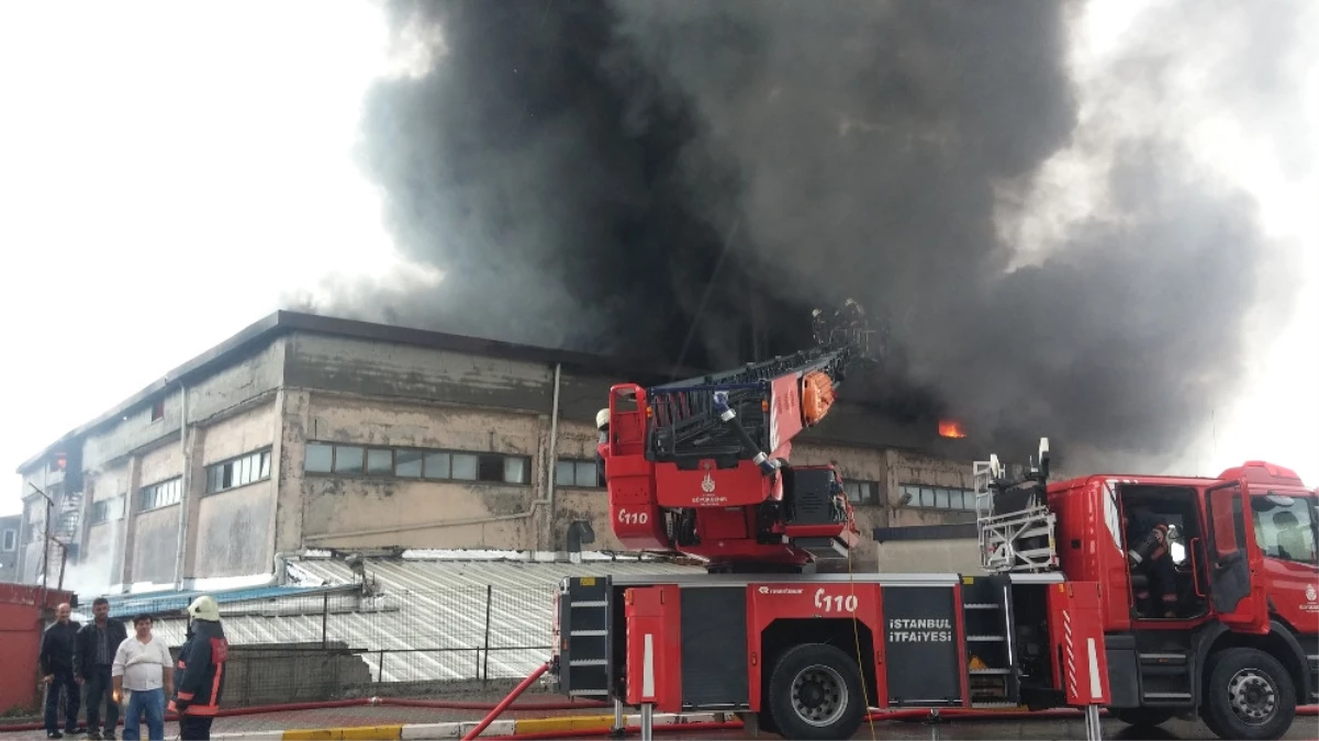 İstanbul\'daki Fabrika Yangını Söndürüldü