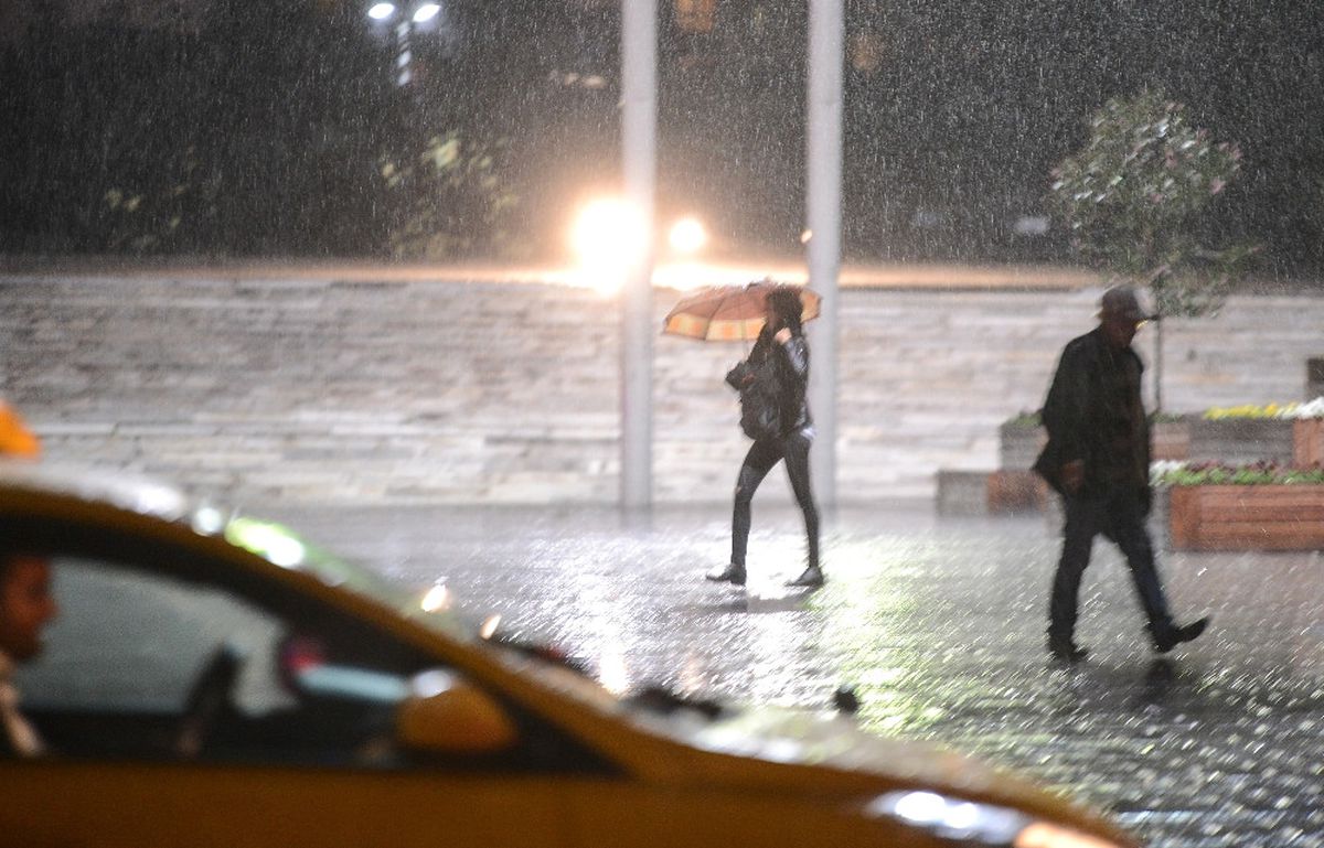 İstanbul\'da Sağanak Yağış Şiddetini Artırdı
