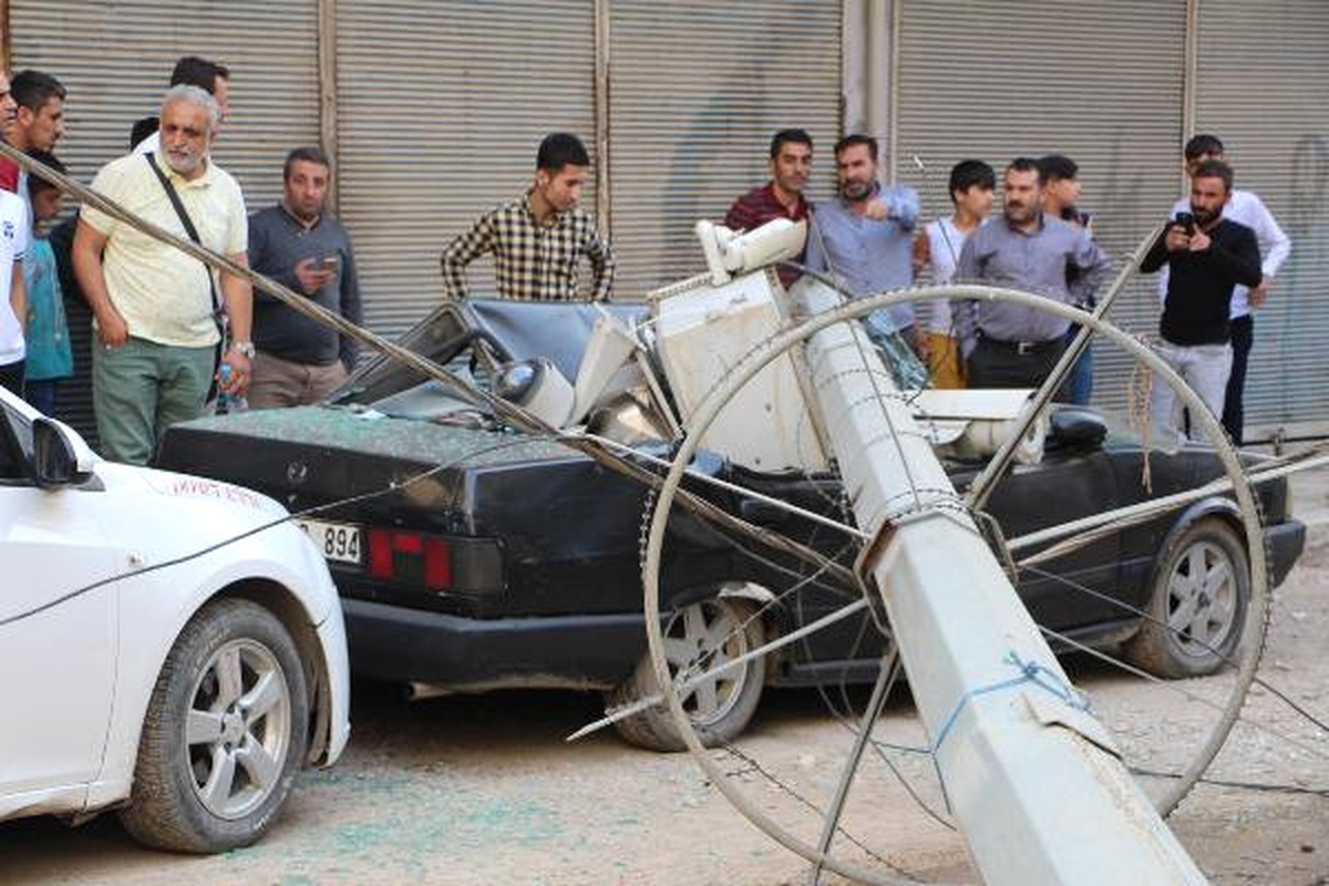 Kamyonetin Çarptığı Mobese Direği Otomobil Üzerine Devrildi