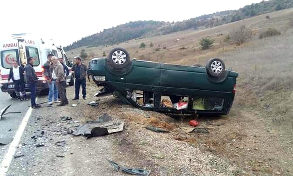 Karabük\'te 3 Araç Çarpıştı: 1 Ölü, 5 Yaralı