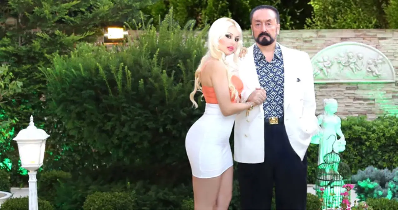 Kedicikleri ile Yemek Yiyen Adnan Oktar\'ın Sofrasındaki Altın Detayları Dikkat Çekti