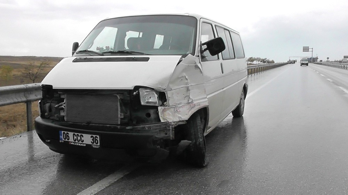 Kulu\'da Minibüs ile Otomobil Çarpıştı: 1 Yaralı