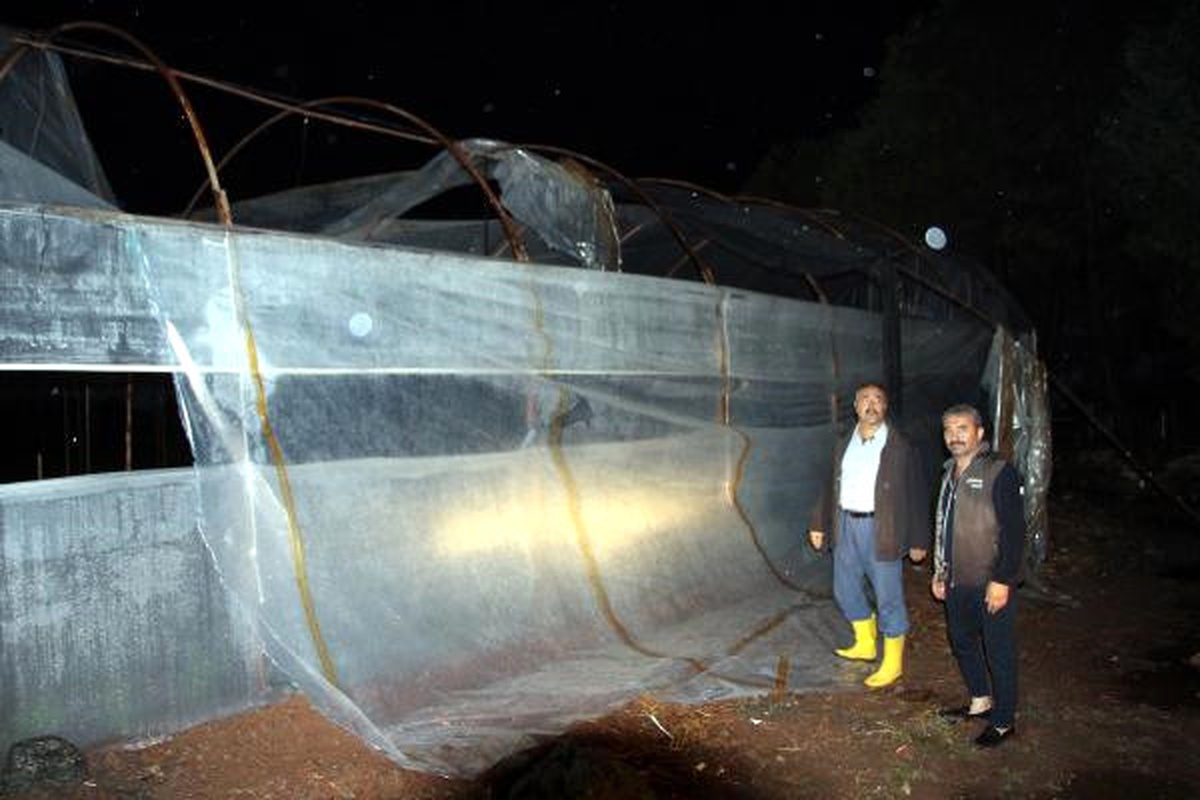 Kumluca\'da Sağanak ve Fırtına Seralara Zarar Verdi