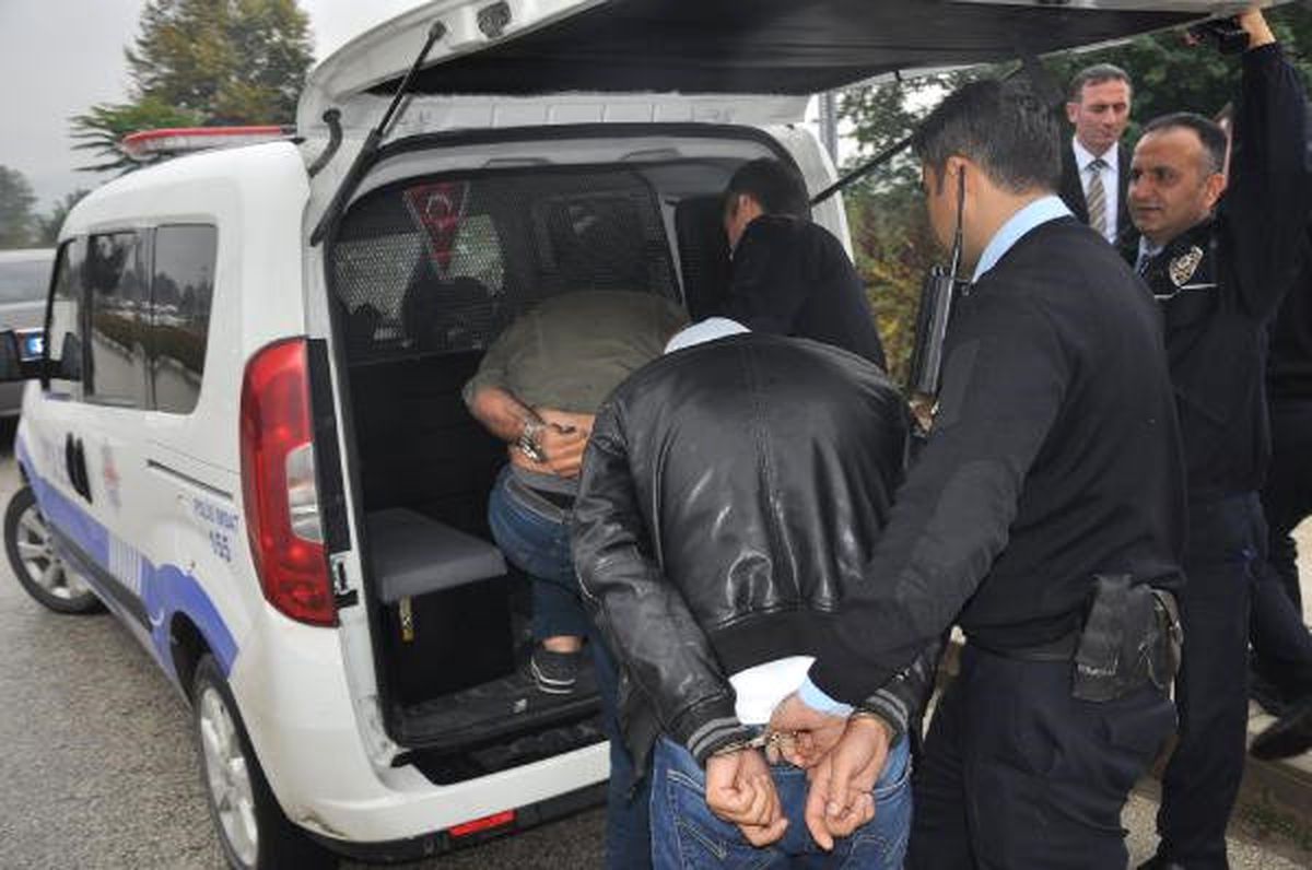 Kuyumcuya Sahte Altın Satmaya Çalışan 5 Kişi, Kovalamacayla Yakalandı