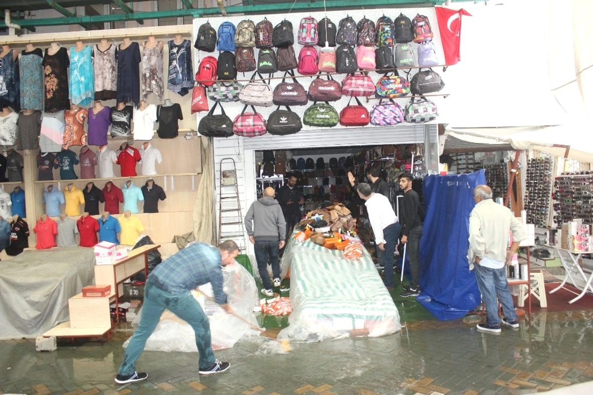 Manavgat\'ta Ev ve İş Yerlerini Su Bastı, Bazı Yollar Trafiğe Kapandı