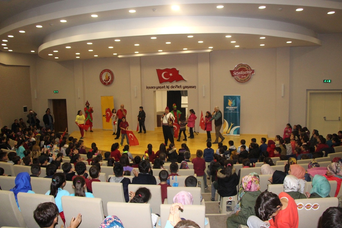 Medeniyet Okulu Tiyatrosuna Büyük İlgi