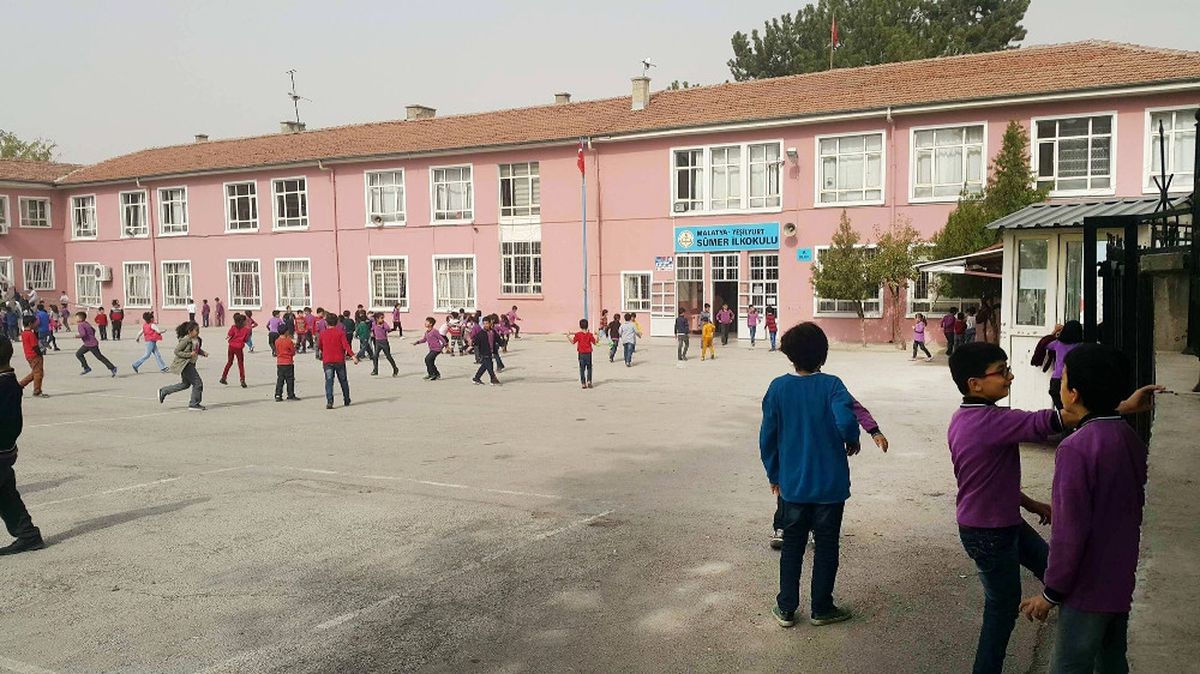 Öğrencinin Ağabeyi, Hizmetliyi Bıçakladı