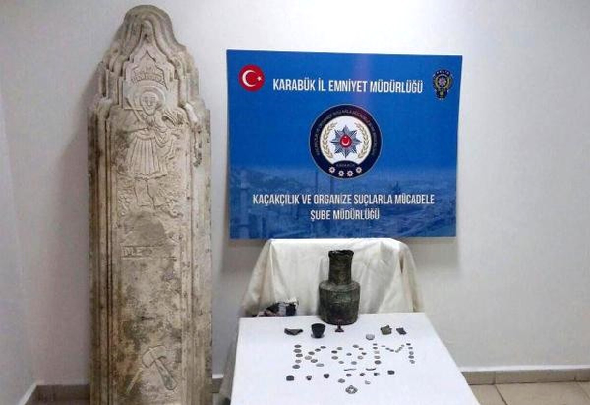 Otomobilden Tarihi Mezar Kapağı Çıktı