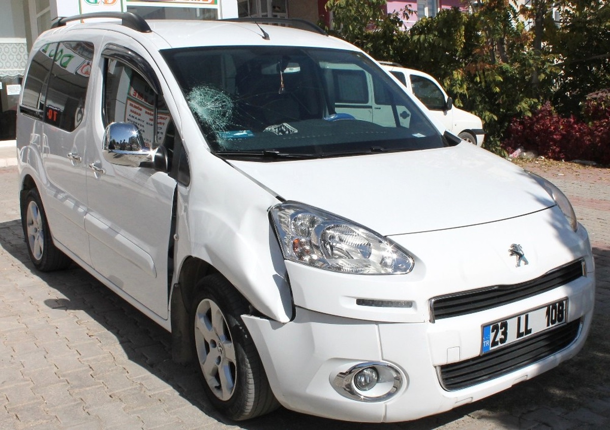 Otomobilin Çarptığı Kadın Hayatını Kaybetti