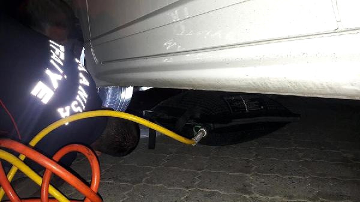 Otomobilin Motor Bölümüne Giren Köpeği İtfaiye Kurtardı