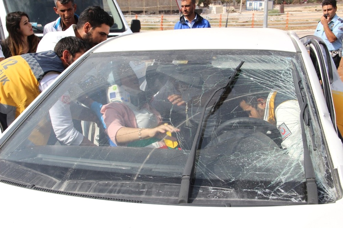 Halk Otobüsü Otomobile Çarptı: 3 Yaralı