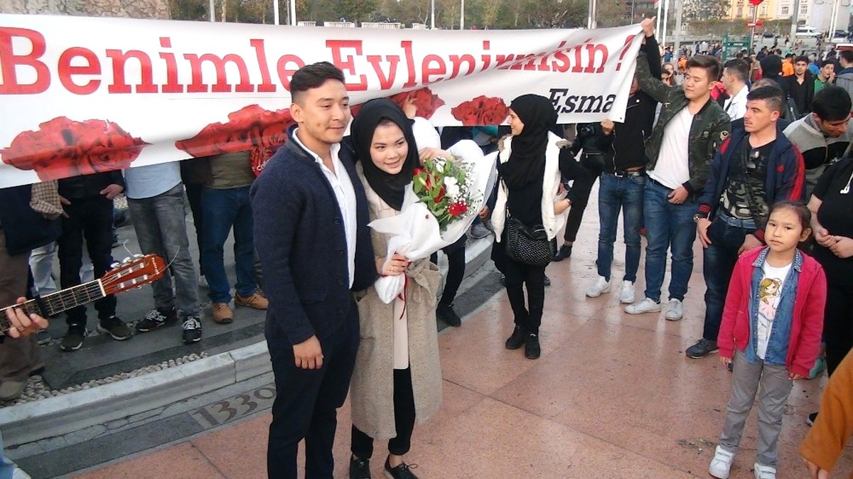 Taksim Meydanı\'nda Pankartlı, Müzikli Sürpriz Evlenme Teklifi