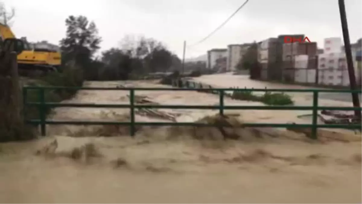 Sakarya Kaynarca\'da Ev ve İş Yerlerini Su Bastı