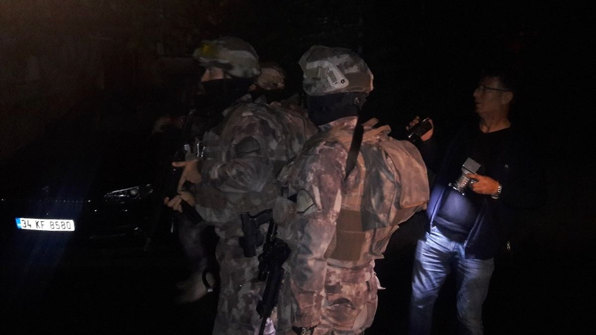 Sarıyer\'de Birçok Adrese Şafak Operasyonu Düzenlendi