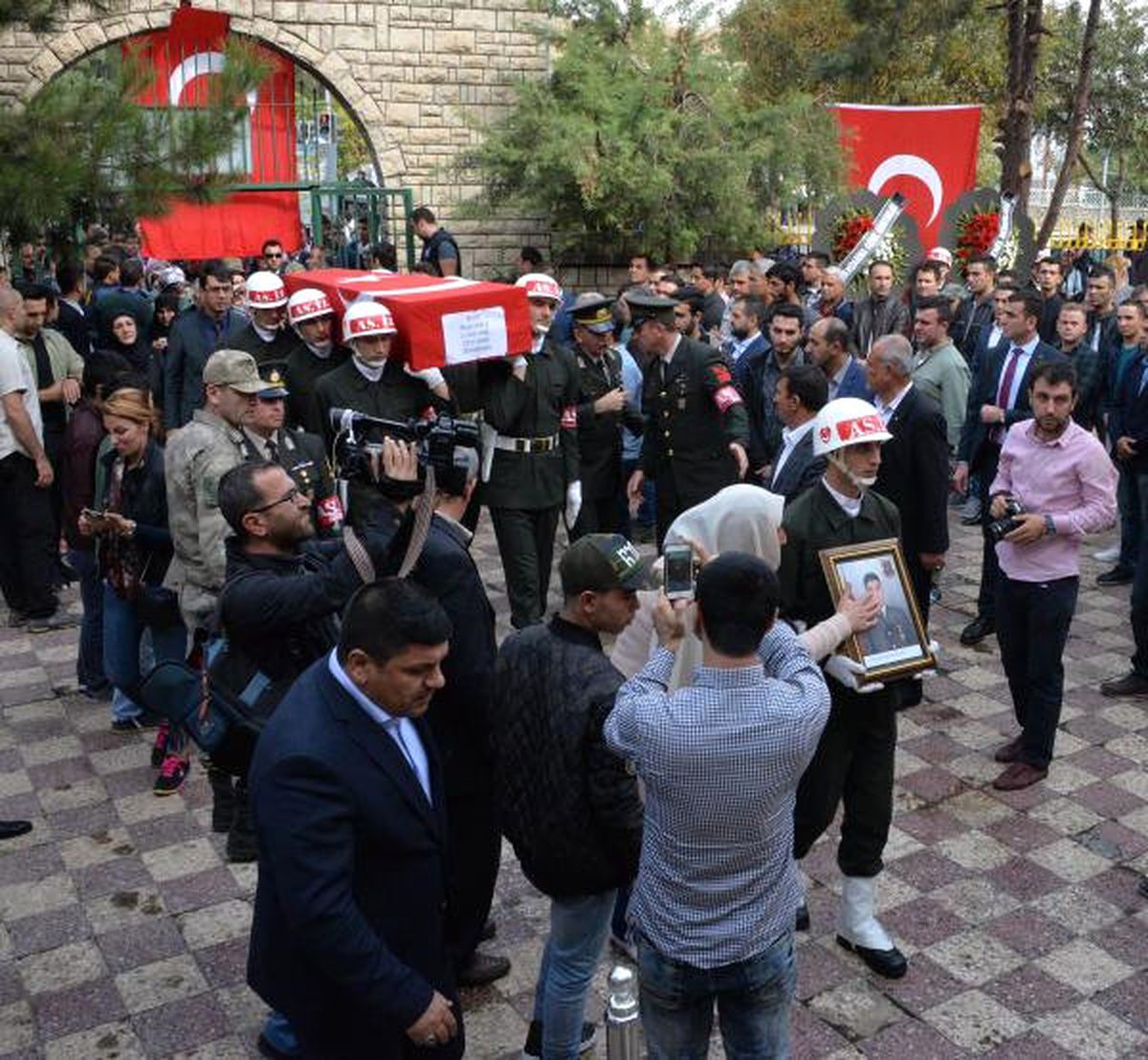 Şehit Onbaşı, Memleketi Diyarbakır\'da Gözyaşlarıyla Uğurlandı