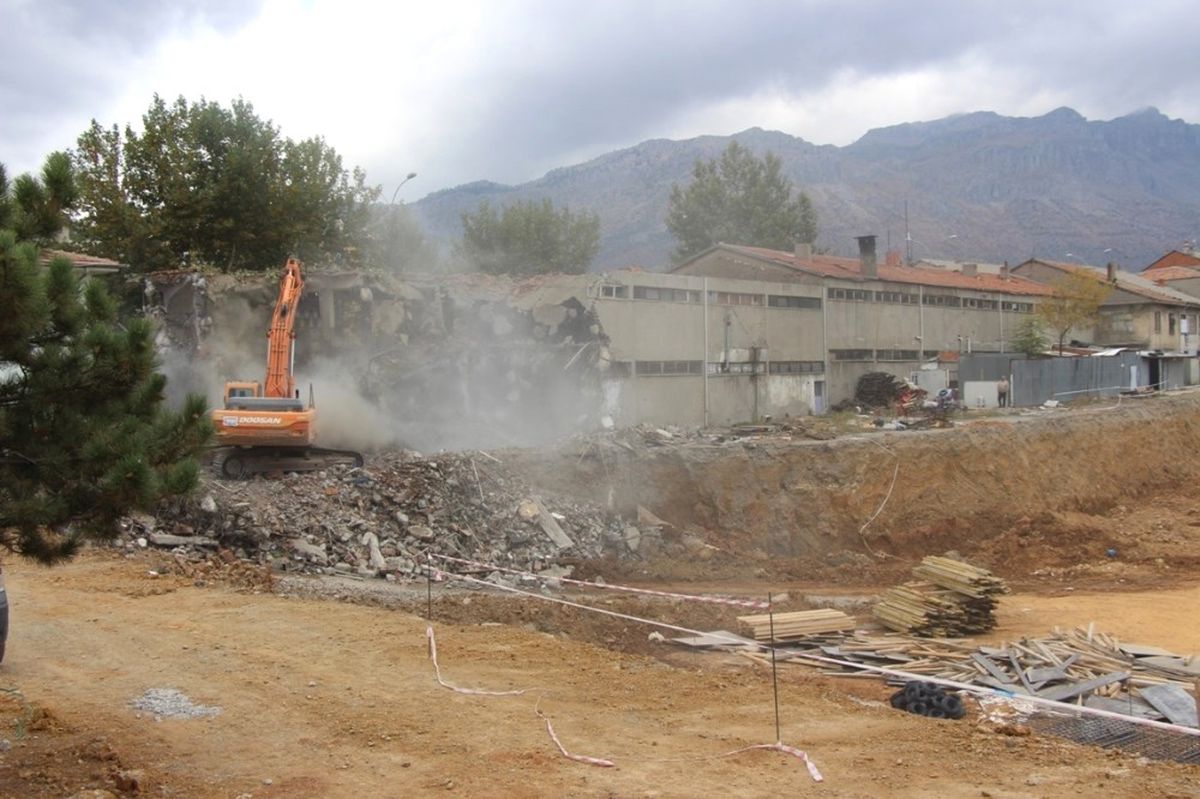 Seydişehir\'de Eski Garajda Bulunan Dükkanlar Yıkılıyor