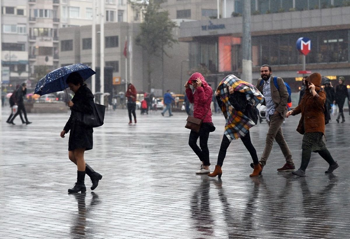 Taksim\'de Şemsiyeler Havada Uçuştu