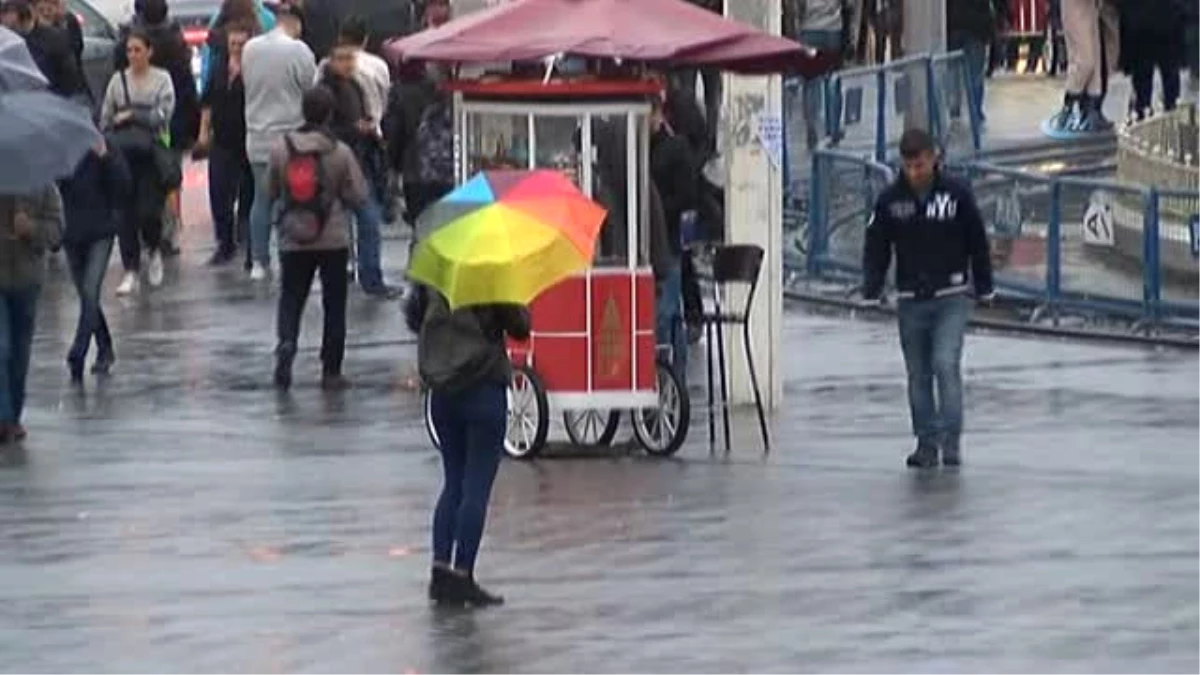 Taksim\'de Yağmur Etkisini Göstermeye Başladı
