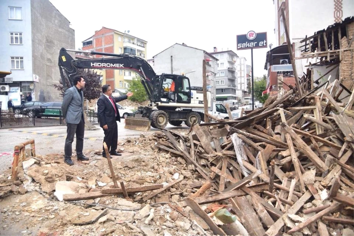 Tehlike Arz Eden Metruk Bina Yıkılarak Yol Genişletildi