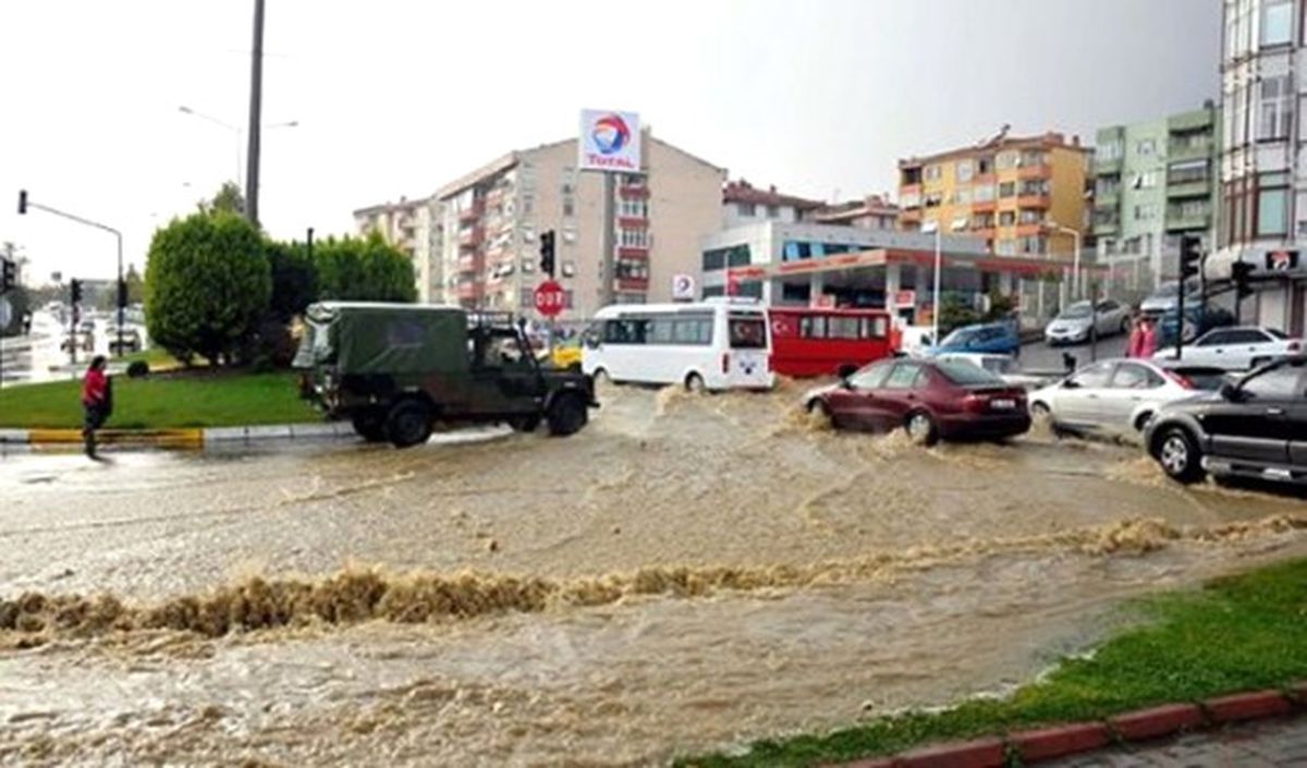 Tekirdağ\'da Askeri Araç Sele Kapıldı