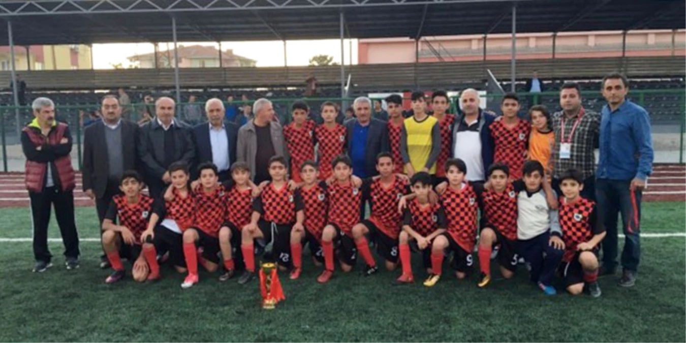 U14\'ün Şampiyonu Anadolu Selçukluspor Kupasını Aldı