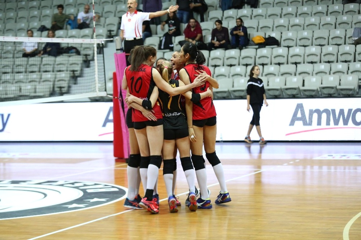 Vakıfbank, Beşiktaş\'ı Yendi ve 3\'te 3 Yaptı