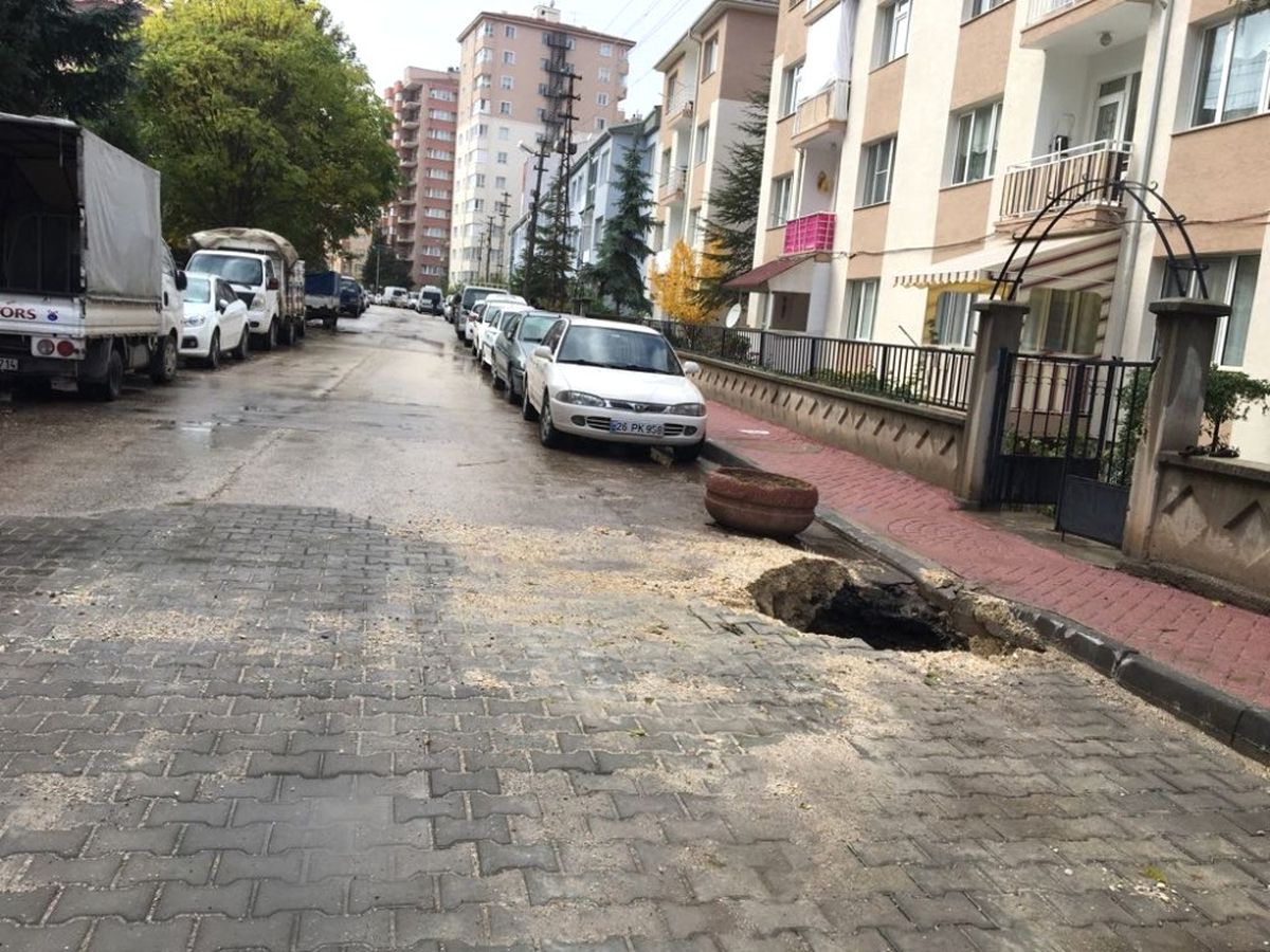 Yağmur Yolu Çökertti