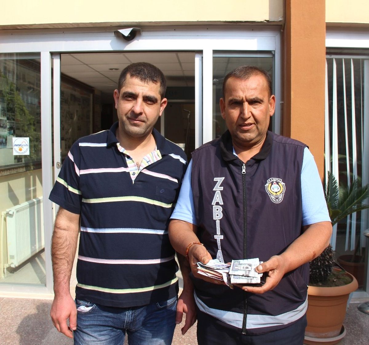 Zabıta Memuru Yolda Bulduğu Para Dolu Cüzdanı Sahibine Teslim Etti