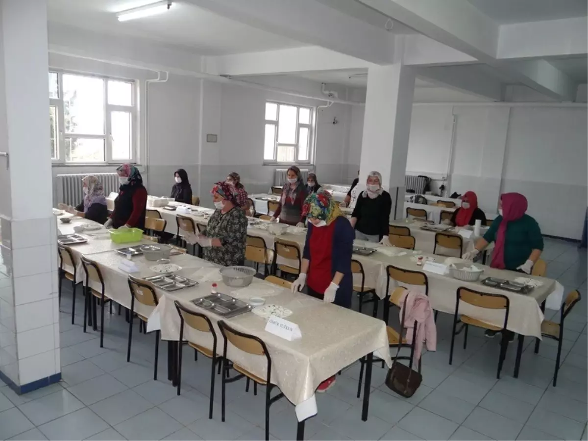 10 Dakika İçinde 62 Kalem Böreği Sardı