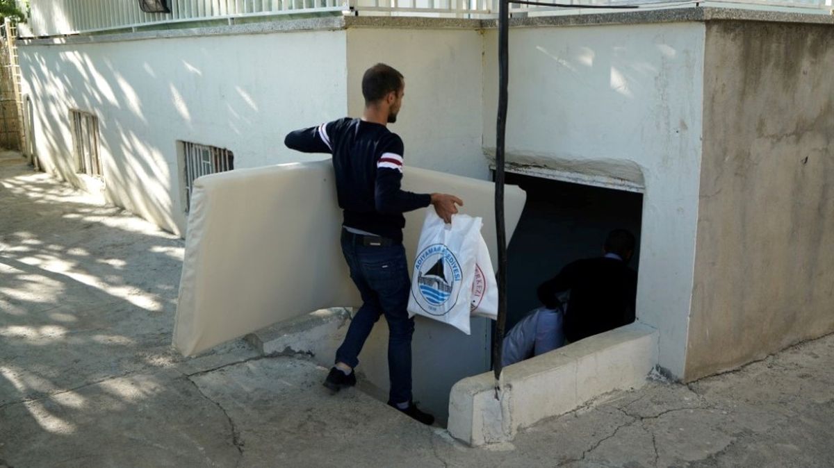 Adıyaman Belediyesi İhtiyaç Sahiplerine Yardımlarını Sürdürüyor