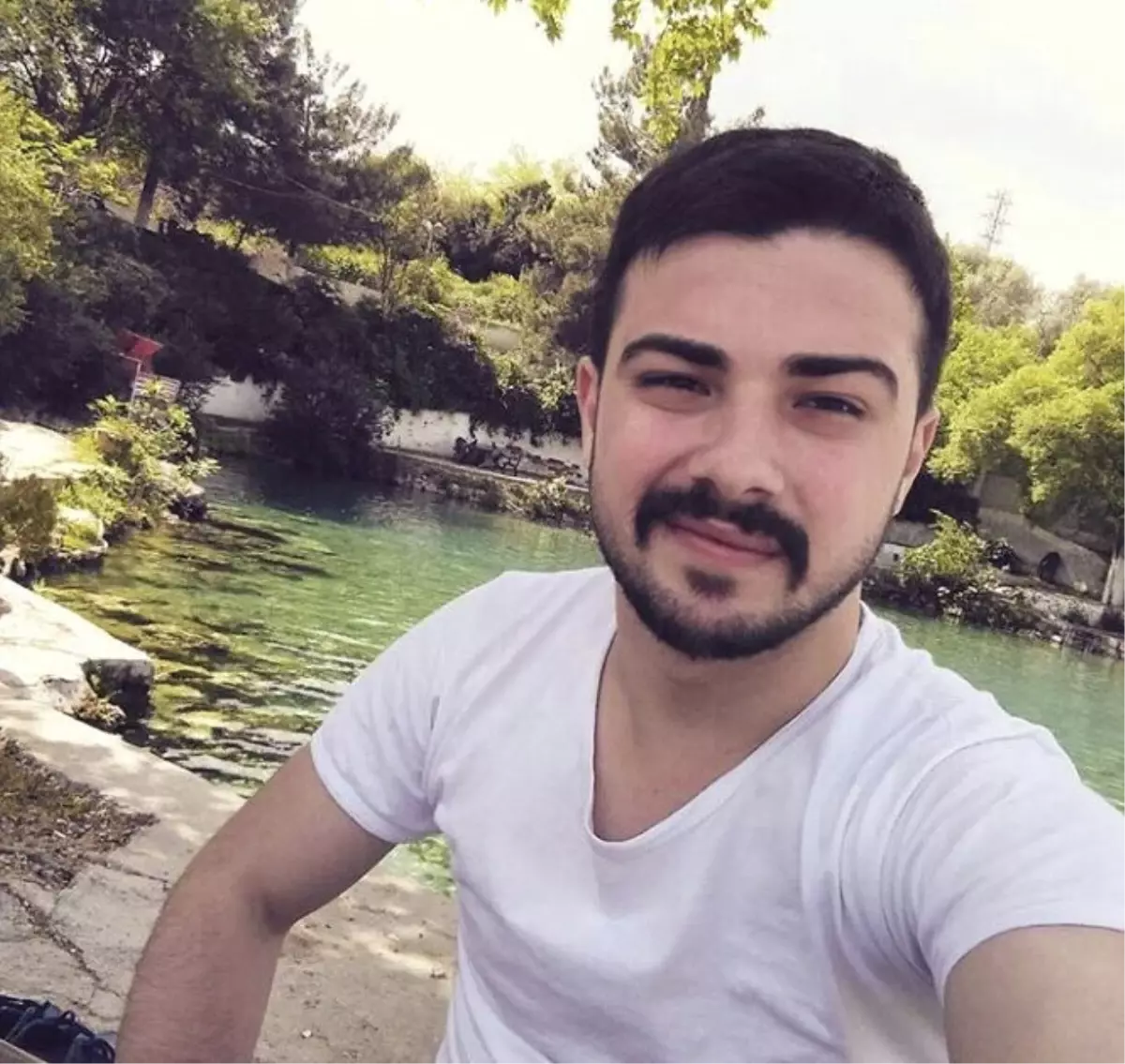 Antalya\'da Otomobil Bisikletli Üniversite Öğrencilerine Çarptı: 1 Ölü, 1 Yaralı