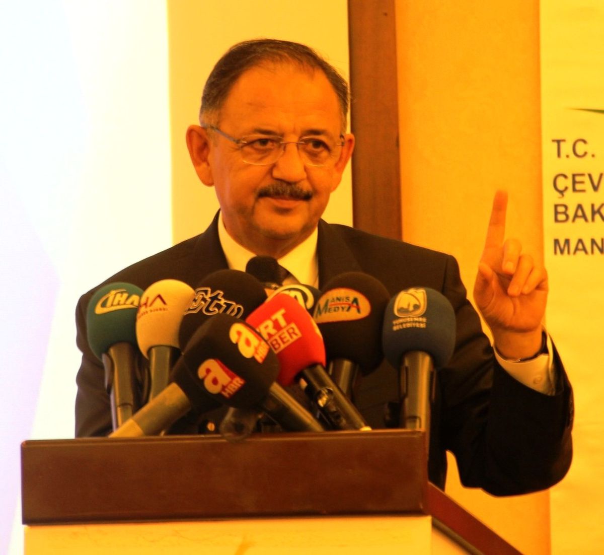 Bakan Özhaseki\'den Belediye Başkanlarına: "Çiçek Böcekle, Sanatla Uğraşmayın, Kentsel Dönüşüme...