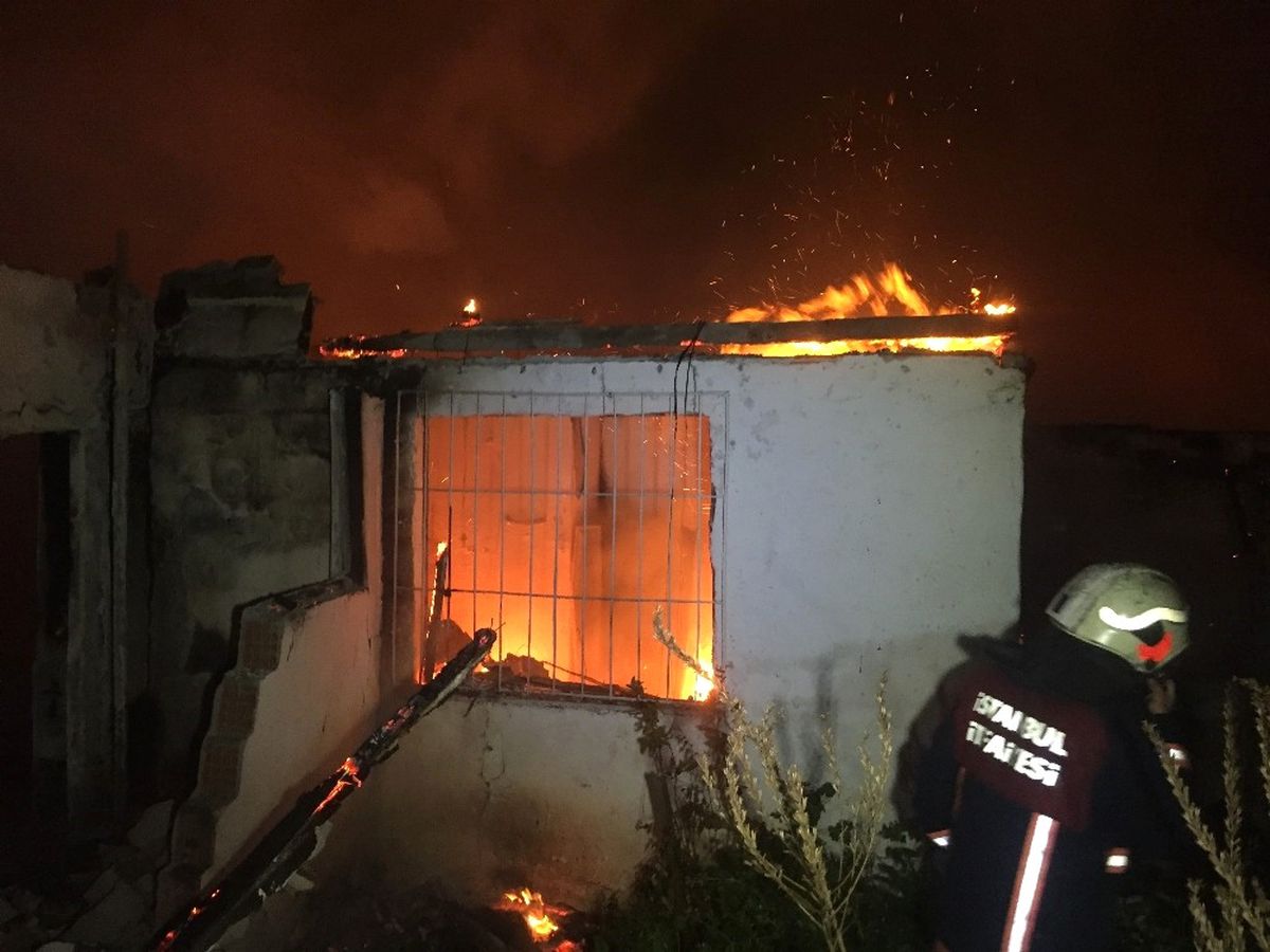 Bakırköy\'de Gecekondu Yangını
