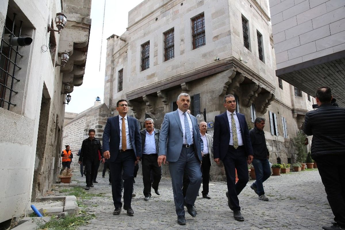 Başkan Çelik Kayseri Mahallesi\'nde İncelemelerde Bulundu