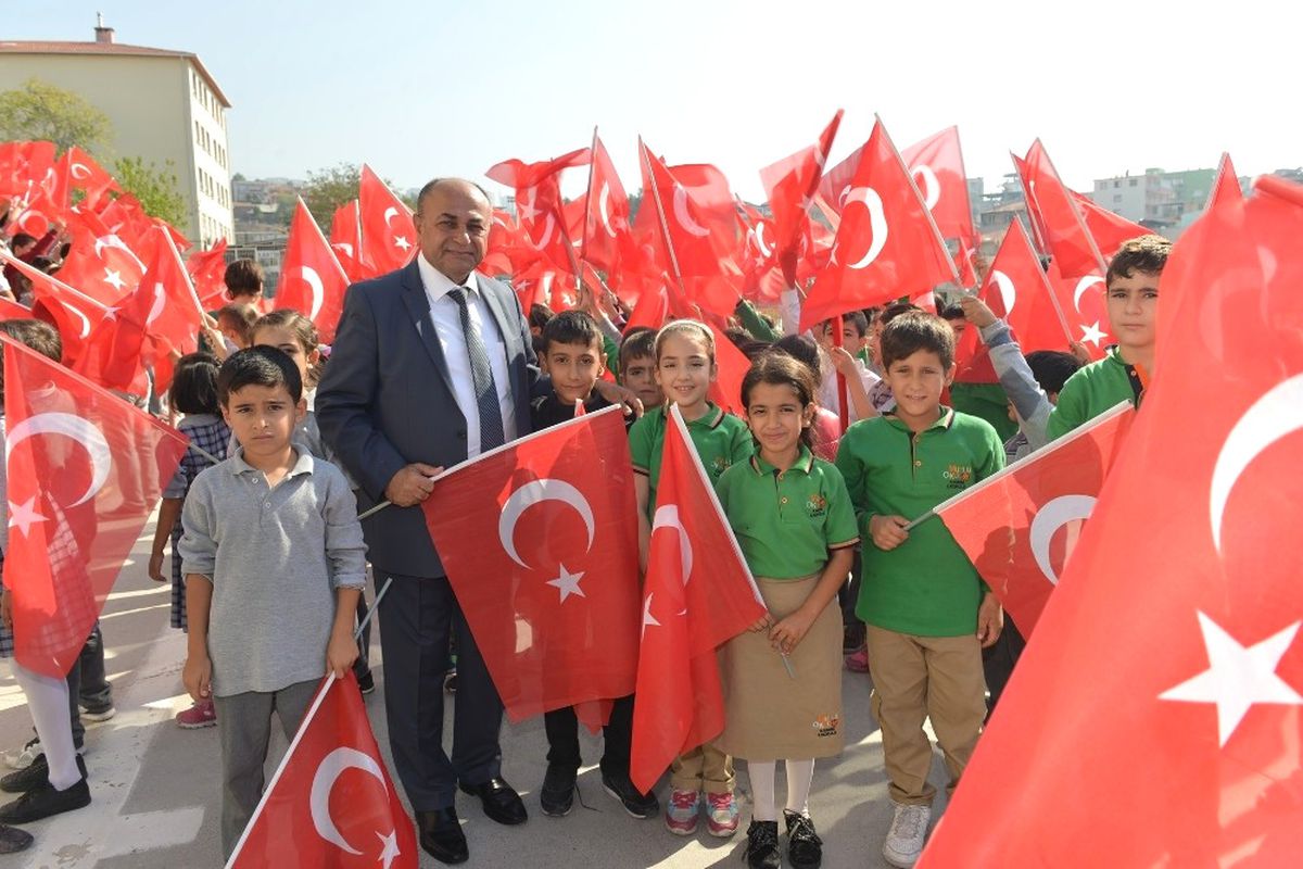Başkan Hasan Arslan\'dan 20 Bin Öğrenciye Türk Bayrağı
